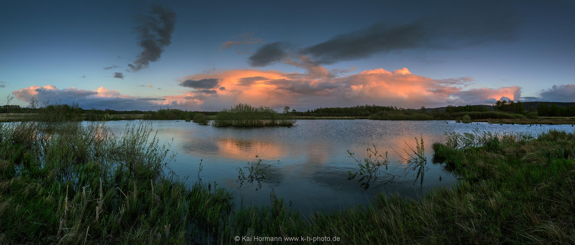 Landschaftspanorama Regenwolken im letzten Licht