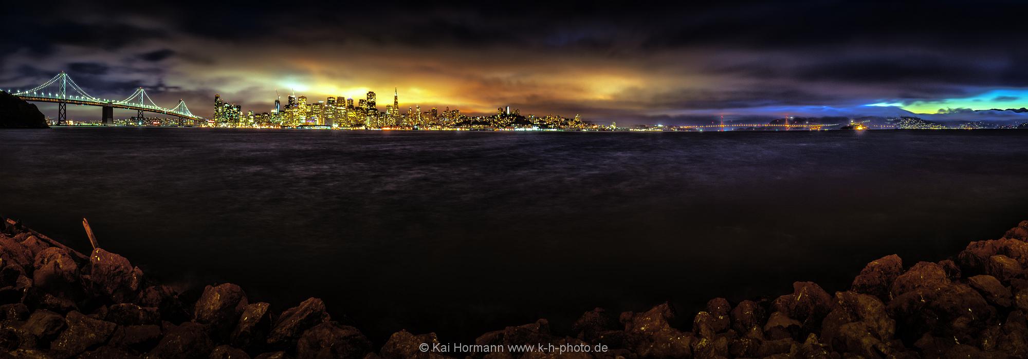 San Francisco Skyline. Die nächtliche Skyline von San Francisco, Kalifornien.
