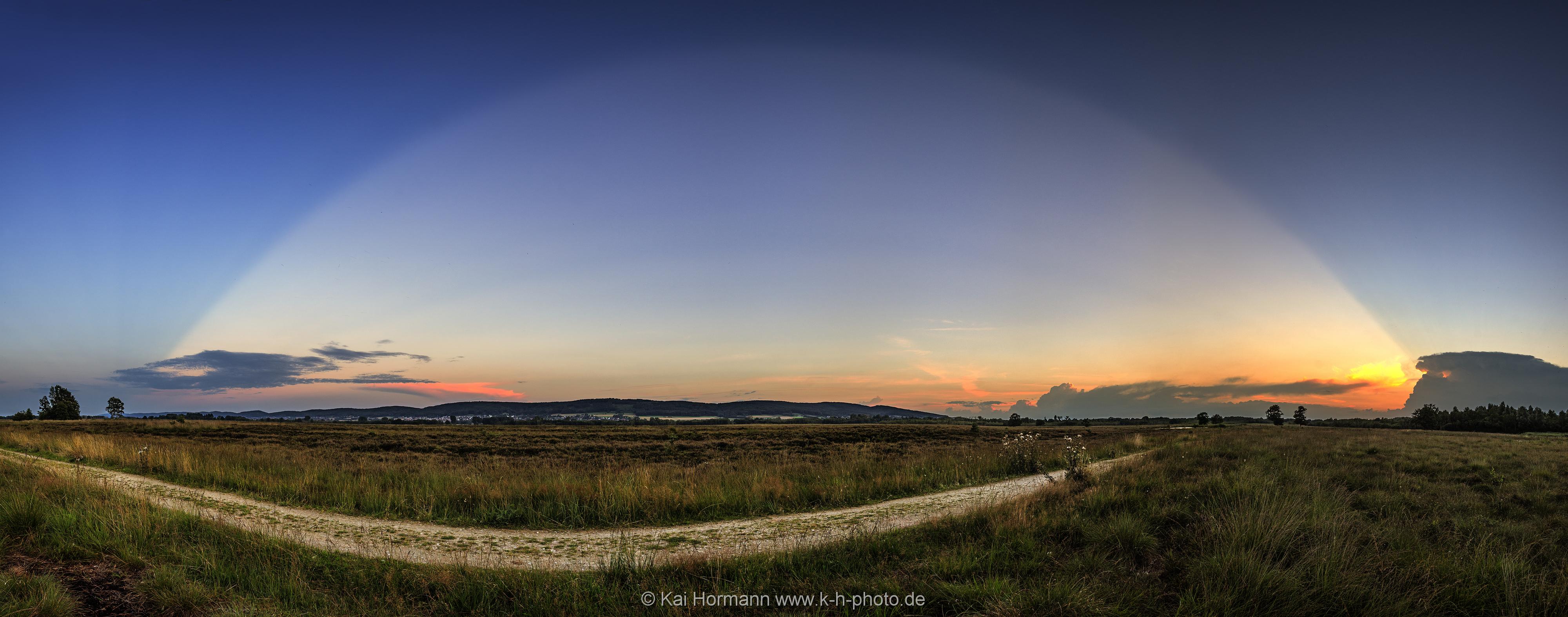 Landschaftspanorama großes Torfmoor Schattenbogen über dem abendlichen Moor. Juli 2017
