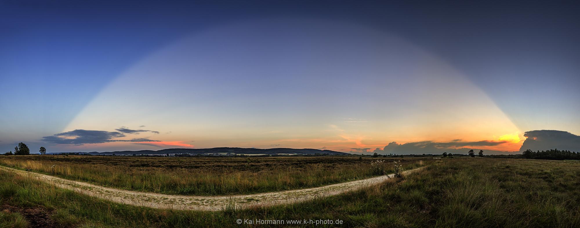 Landschaftspanorama großes Torfmoor Schattenbogen über dem abendlichen Moor. Juli 2017