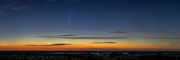 Komet Neowise über dem Lübbecker Land. Der Komet Neowise in der Morgendämmerung über dem Kreis Minden-Lübbecke.