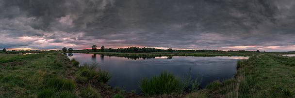 Letzte Schauer über dem Moor. Regenwolken über dem großen Torfmoor Juli 2020.