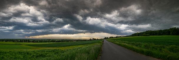 Unwetterfront über dem Kreis Minden Lübbecke. 19 Mai 2022. Unwetterfront über dem Kreis Minden Lübbecke. 19 Mai 2022.